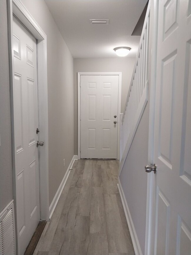 Building Photo - Gorgeous 3 Bedroom 2 Bath Townhome