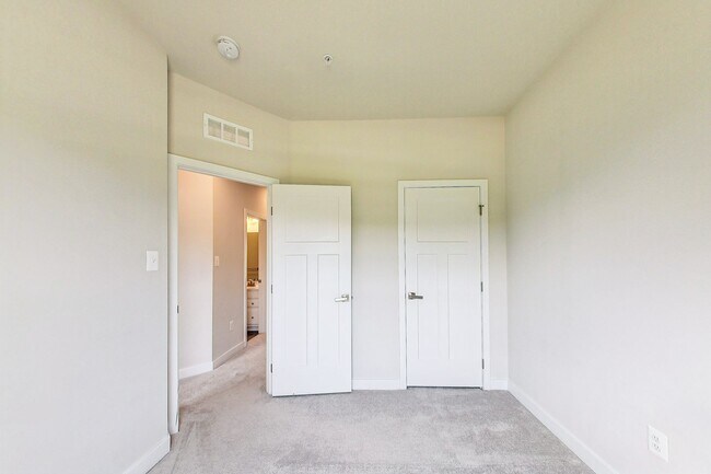 Building Photo - Meticulously Maintained 3 bedroom, 2.5 bat...