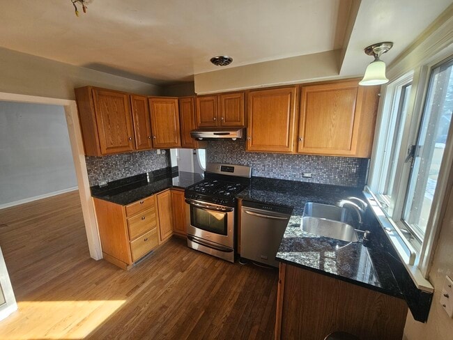 Building Photo - 902 Jeannette St