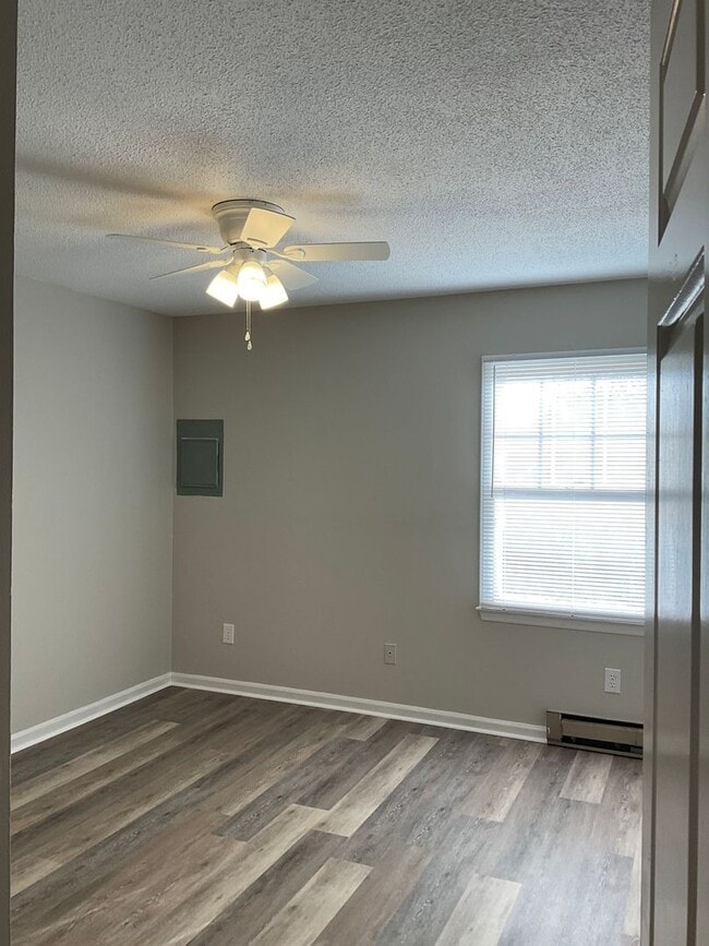 Building Photo - Available Now !! Two bedroom one bath apartment in Gastonia!