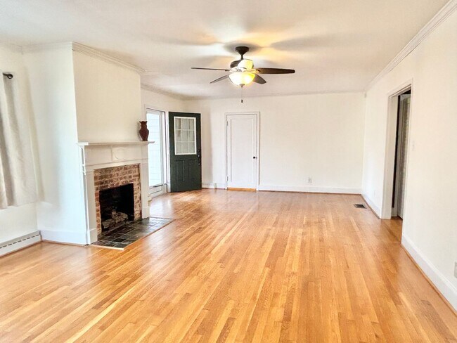 Building Photo - Spacious 3 Bedroom Convenient to Downtown High Point!