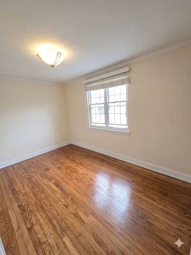 Building Photo - 112 Darwin Ave