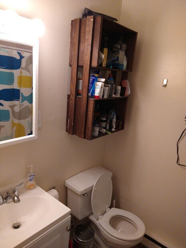 Building Photo - 2BR 1Bth unit. Heat/Hot Water included. Great location! Right on Green Line