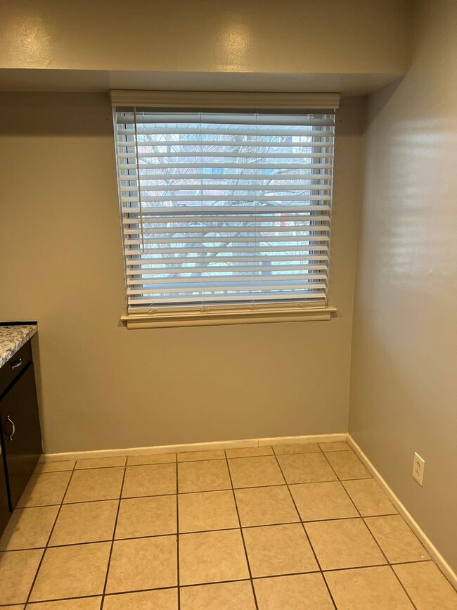 Building Photo - Recently updated Berkshire Estates Condo
