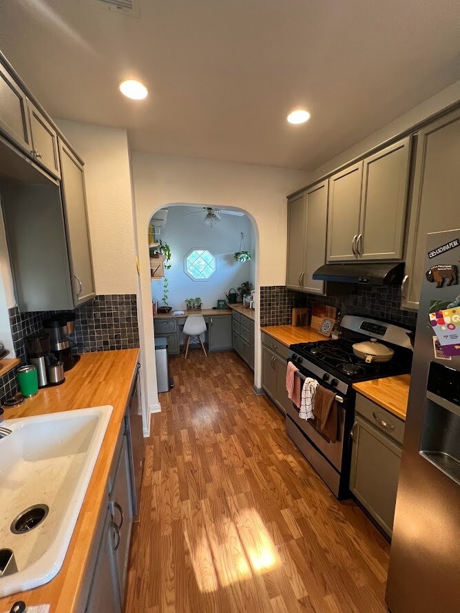 Kitchen with office nook - 1204 San Bernard St