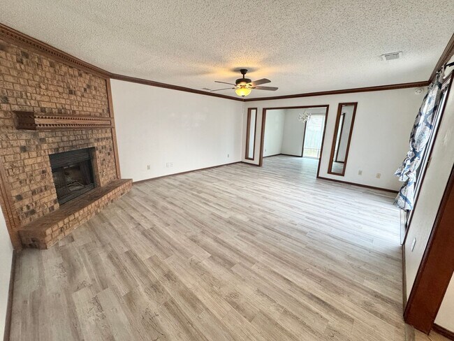 Building Photo - 3 Bed 2 bath!