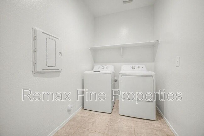 Building Photo - 1566 E Fletcher Dr