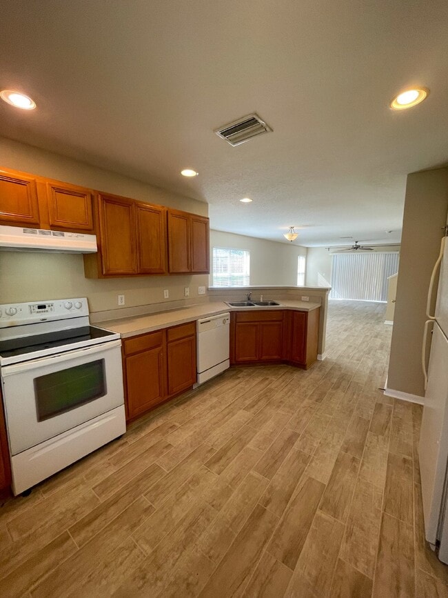 Building Photo - SPACIOUS 3 BED/ 2.5 BATH 2 STORY END UNIT TOWNHOUSE NESTLED IN THE QUIET COMMUNITY OF ST. CHARLES PL