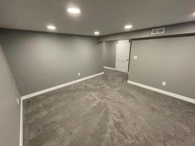 Building Photo - Updated, Modern, 4 Bed, 2 Bath, 3+Car Garage