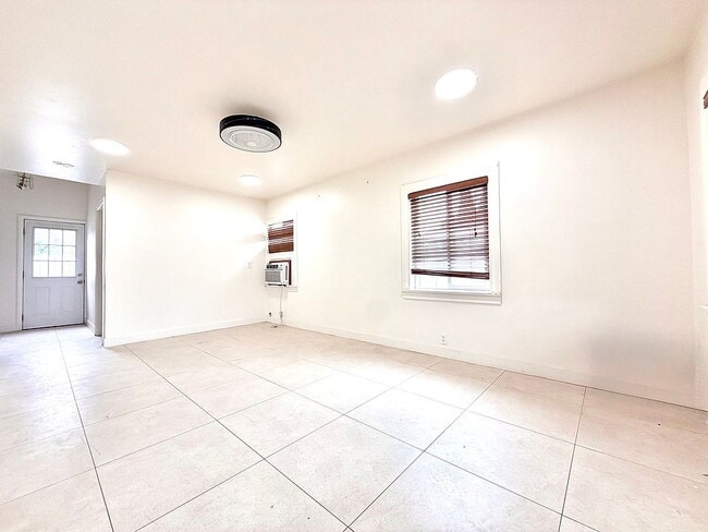 Building Photo - Updated home