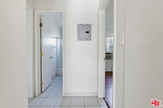 Building Photo - 515 N Alfred St