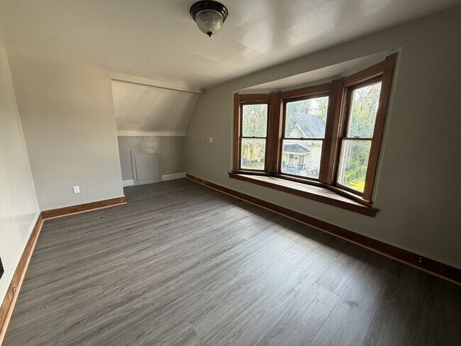 Building Photo - 3946 Burnham Ave