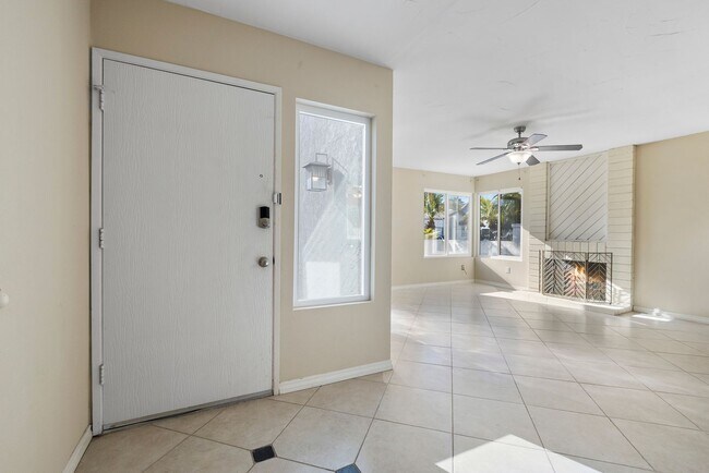 Building Photo - 3 Bedroom 2 Bathroom home available DECEMBER 5th