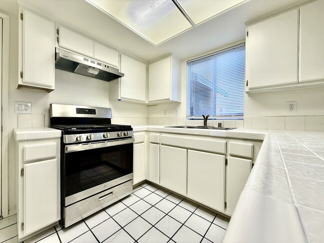 Building Photo - 37416 Daybreak St
