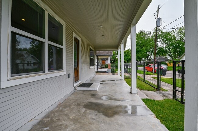 Building Photo - 1110 Louise St