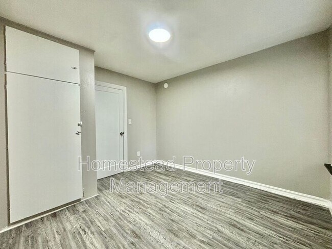 Building Photo - 2027 1/2 NW 33rd St