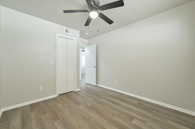 Building Photo - 1021 W Woodcrest Dr