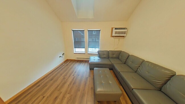 Building Photo - 3 Bedroom, 2 Bathroom