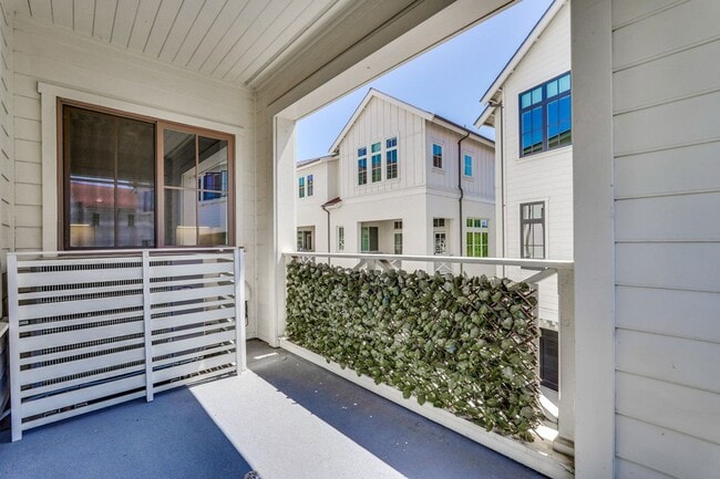 Building Photo - Modern Living in the Heart of Downtown Cam...