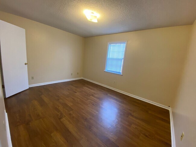 Building Photo - 6111 Vinnie Dr