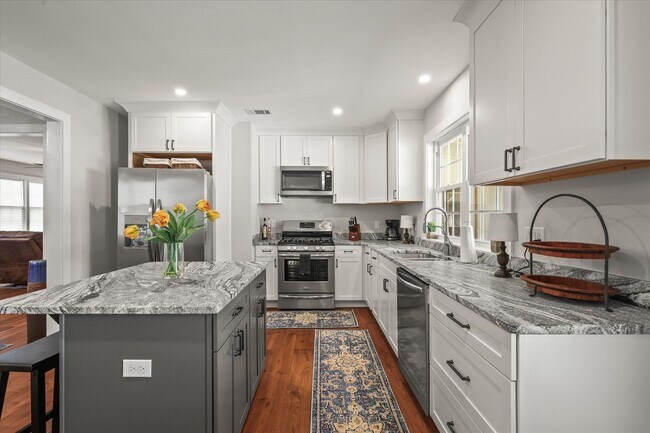 Building Photo - Short Term Only