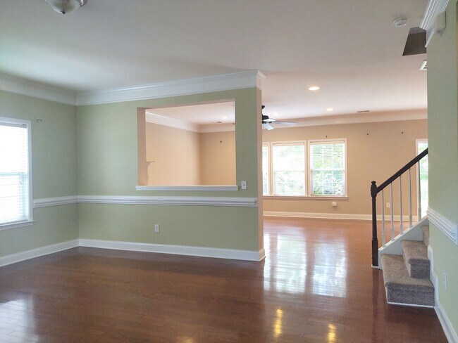 Building Photo - Beautiful Home located in the Hamilton Lak...