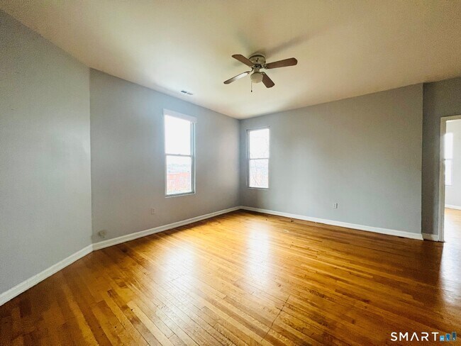 Building Photo - 162 William St