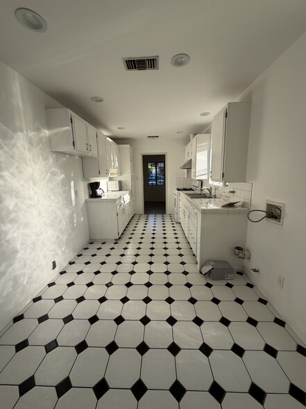 Building Photo - 12136 Hatteras St