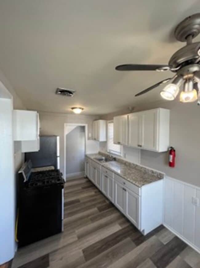 Building Photo - Beautifully maintained 3 bed - 1.5 Bath in Lincoln Park!