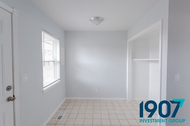 Building Photo - 1247 W Huntington Way