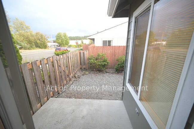 Building Photo - 2 bed, 2 bath, 1 car garage in a 4-plex, in Sequim