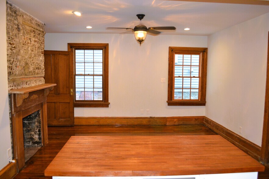 Building Photo - 203 W Waldburg St