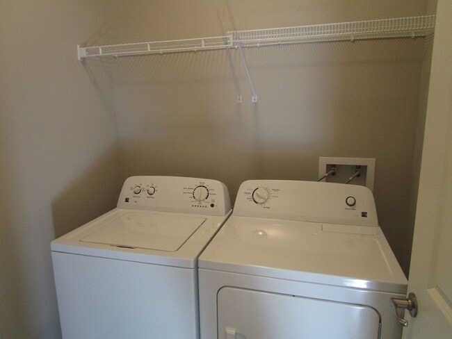 Building Photo - Bright 3BR Townhome with Bonus Room - Available July 17!!