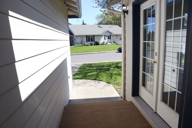 Building Photo - 7218 NE 65th Pl