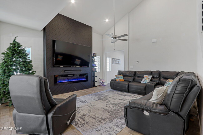 Building Photo - 12622 Zollinger Ave