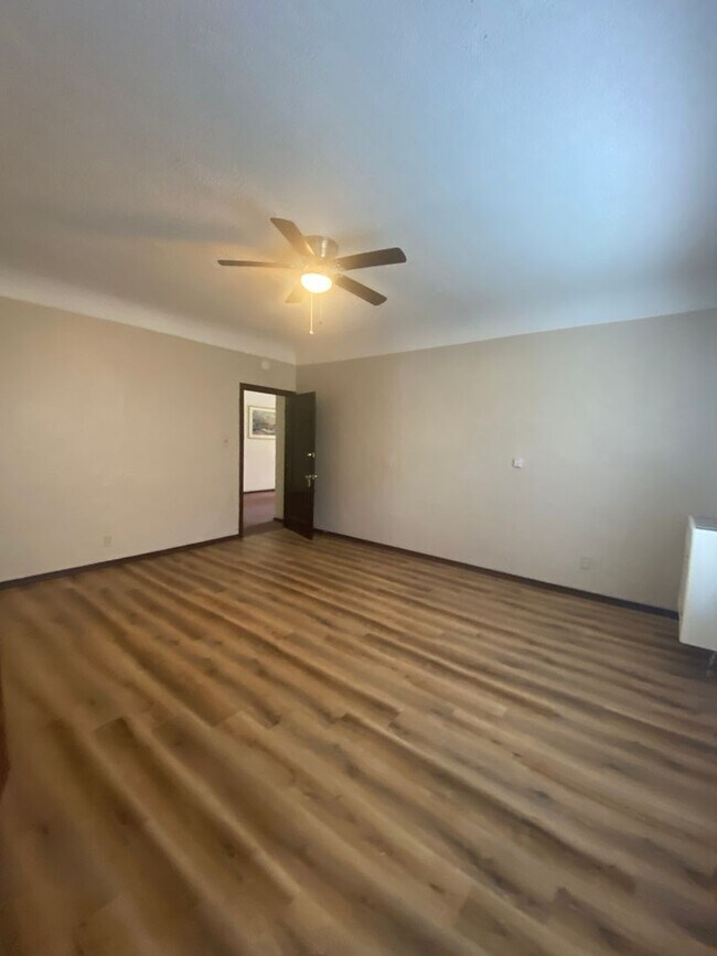 Interior Photo - 1059