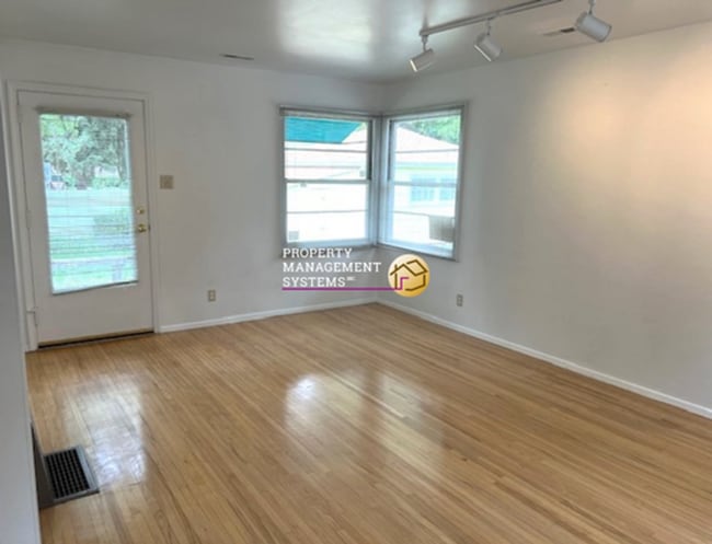 Building Photo - 1 Bedroom Bungalow in Holladay