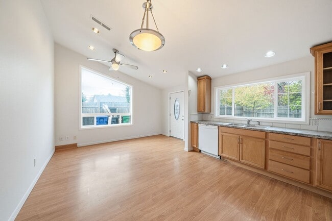 Building Photo - 6830 SE 50th Ave