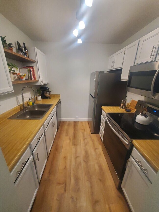 Building Photo - Updated and Spacious 1 Bedroom with Attached Garage!