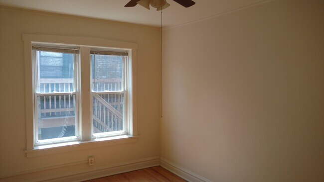 Building Photo - Sunny Horner Park Beauty! Lincoln Square West