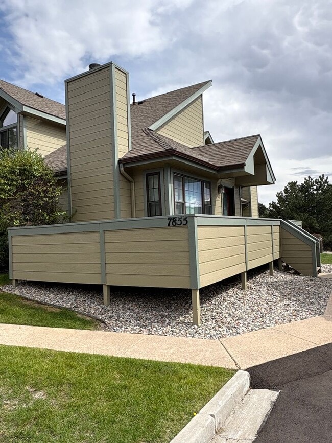 Building Photo - $1818 | 2BR/2BA | Dog Friendly Townhouse w...
