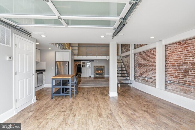Building Photo - 310 N 13th St