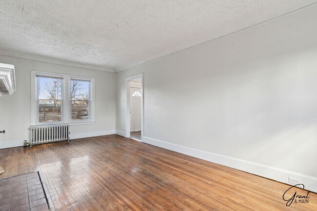 Building Photo - Stunning 3 Bedroom 1 Bath Colonial - Detroit