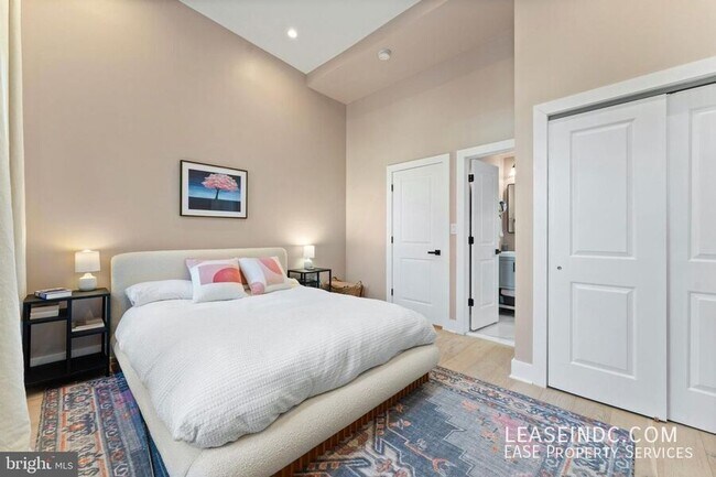 Building Photo - 121 15th St SE