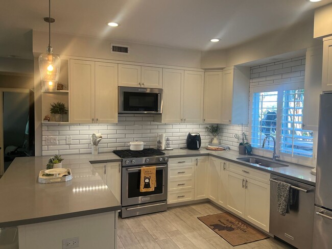 Building Photo - 3bd/2ba House with Remodeled Kitchen and A/C