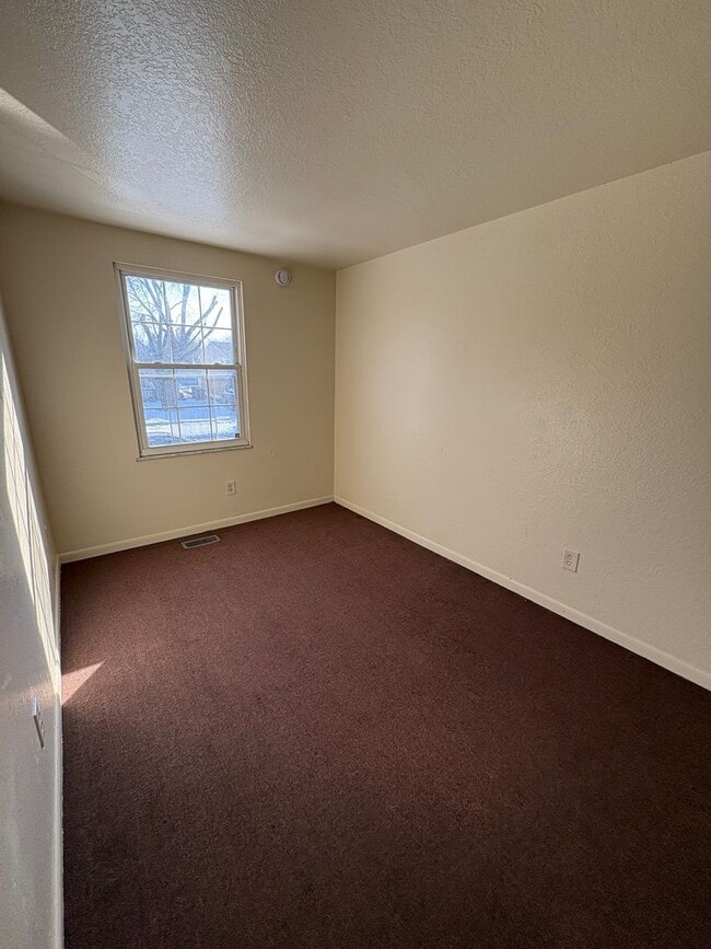 Building Photo - Charming 4 bed home located at in North Toledo