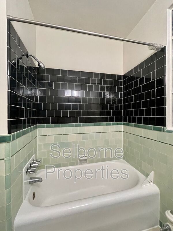 Building Photo - 2501 Ivy Dr