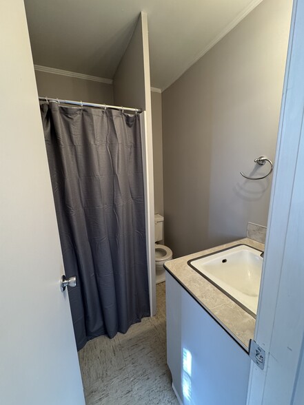 Building Photo - 410 W 3rd St