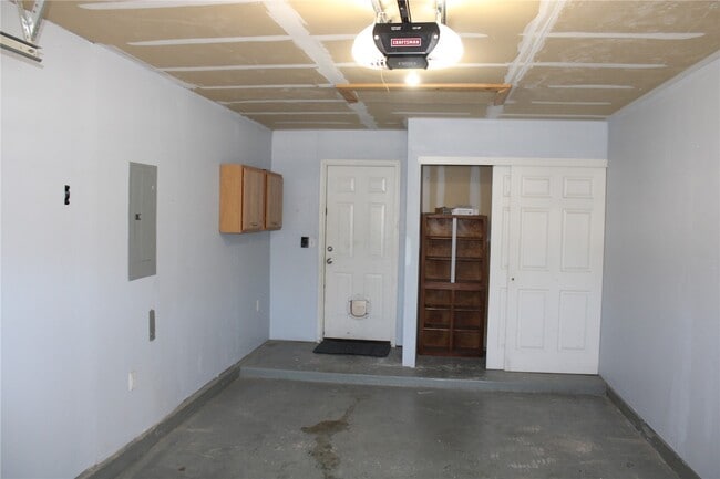 Building Photo - 712 Woodside Creek Dr