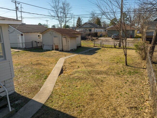 Building Photo - Freshly Updated 3 Bedroom House